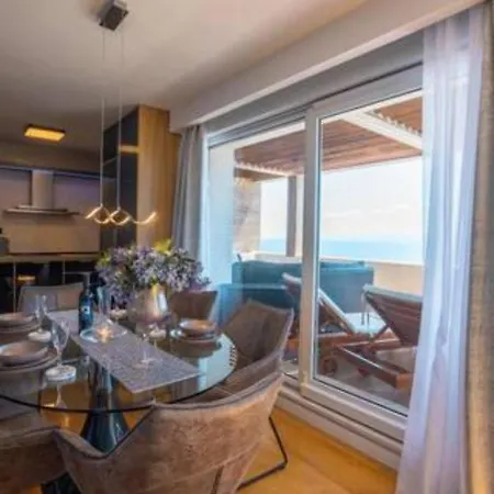 Luxe Hot Tube Apartment, With Views, Near Apartment *