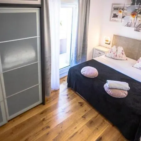 Διαμέρισμα Luxe Hot Tube Apartment, With Views, Near