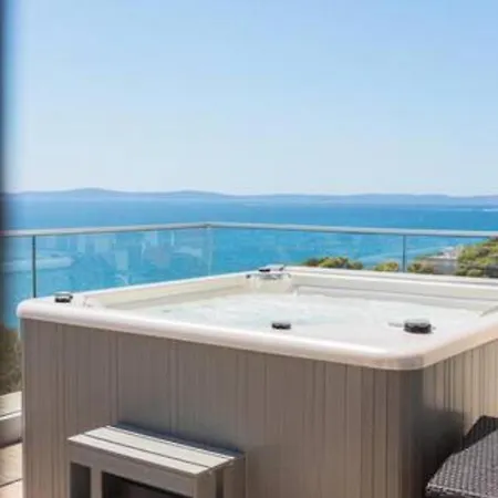 Luxe Hot Tube Apartment, With Views, Near Διαμέρισμα