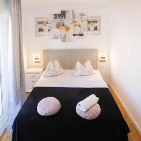 Διαμέρισμα Luxe Hot Tube Apartment, With Views, Near *
