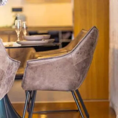 Luxe Hot Tube Apartment, With Views, Near * Σπλιτ