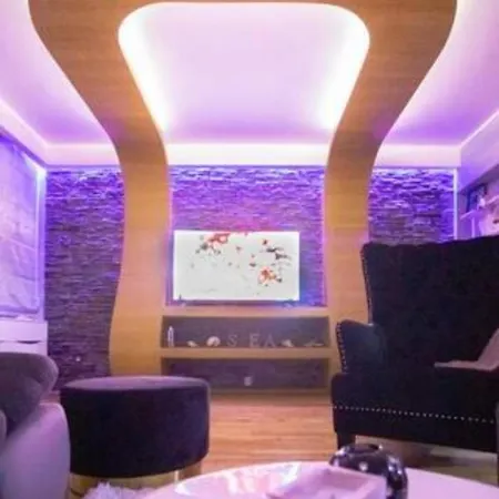 Luxe Hot Tube Apartment, With Views, Near Apartment *