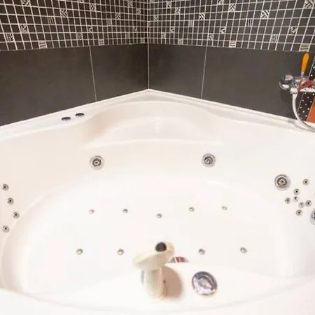 Luxe Hot Tube Apartment, With Views, Near Διαμέρισμα